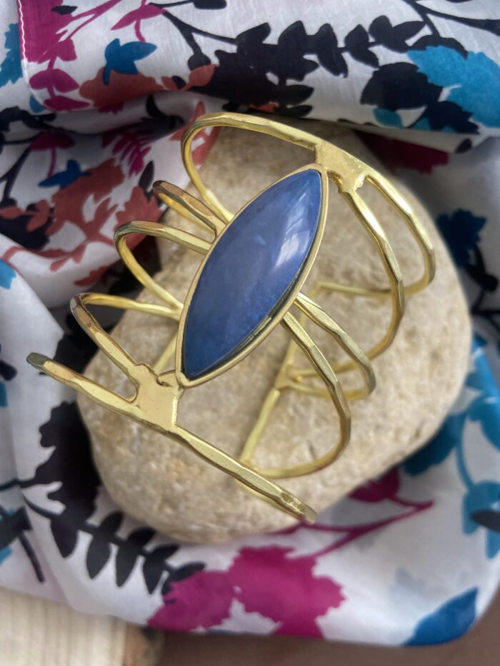 Brazalete en latón dorado con piedra ovalada grande color azul marino. Diseño boho chic y étnico. Hecho a mano en India.