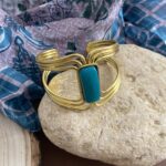 Brazalete rígido en latón dorado con piedra rectangular central. Diseño boho chic y étnico. Hecho a mano en India. 3 colores disponibles.