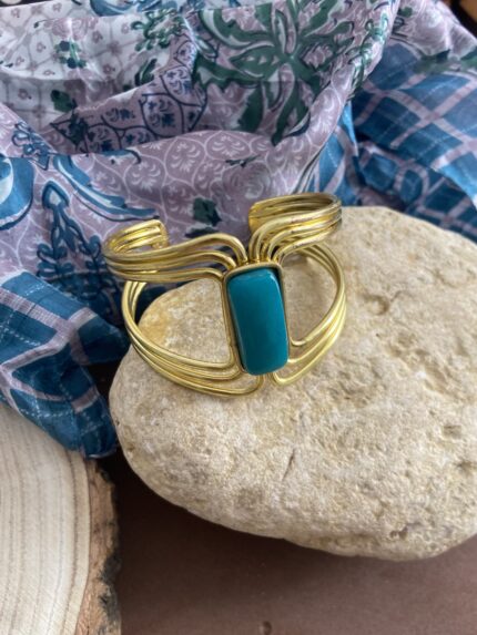 Brazalete rígido en latón dorado con piedra rectangular central. Diseño boho chic y étnico. Hecho a mano en India. 3 colores disponibles.