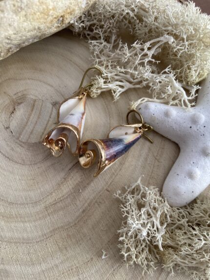 Pendientes de madreperla hechos a mano, con gancho dorado. Varios diseños y tamaños. Perfectos para un look boho chic y natural.