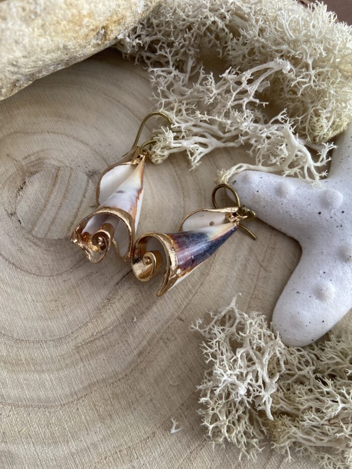 Pendientes de madreperla hechos a mano, con gancho dorado. Varios diseños y tamaños. Perfectos para un look boho chic y natural.
