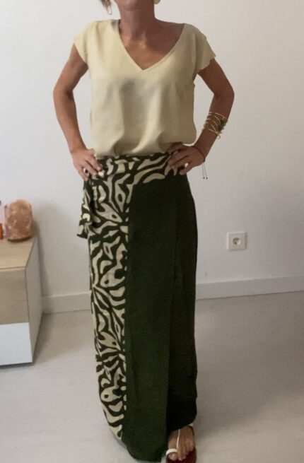 Falda boho verde cruzada con banda beige clara, hecha a mano en India, Naisha Handmade Designs