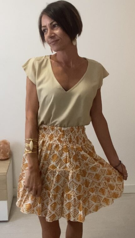 camiseta beige manga corta - falda corta