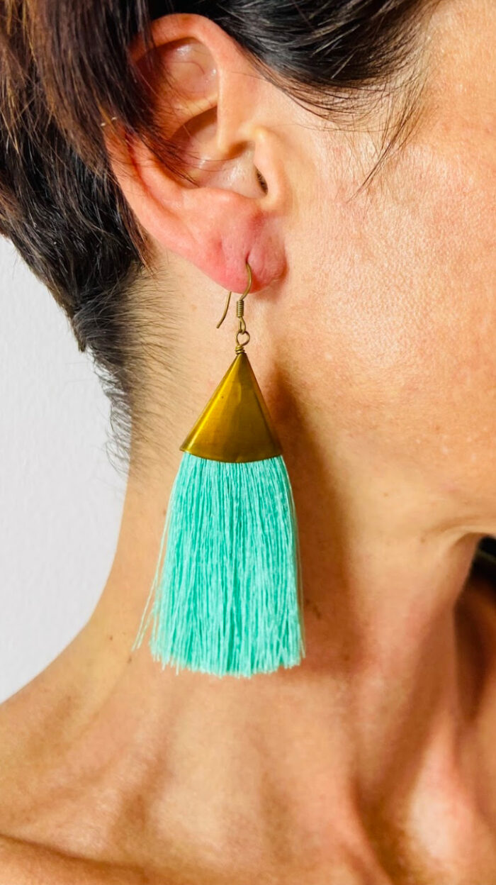 Pendientes boho artesanales hechos a mano con materiales naturales y mucho cariño. Cada diseño es único, pensado para mujeres con espíritu libre que buscan accesorios llenos de historia y autenticidad.