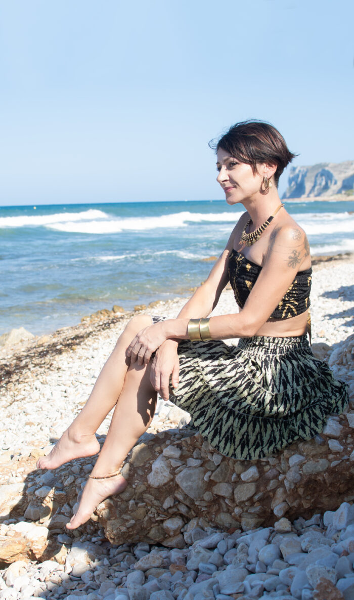 Top y falda boho acampanada con volantes y cintura elástica. Artesanal, talla única y versátil.