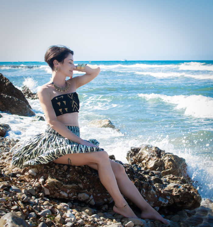 Top y falda boho acampanada con volantes y cintura elástica. Artesanal, talla única y versátil.