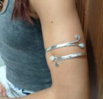 Brazalete artesanal doble para brazo con piedras y espiral, plateado.