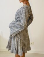 Vestido artesanal de algodón con escote en V y volantes, estilo boho chic.