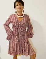 Vestido artesanal de algodón con escote en V y volantes, estilo boho chic.