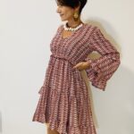 Vestido artesanal de algodón con escote en V y volantes, estilo boho chic.