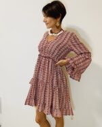 Vestido artesanal de algodón con escote en V y volantes, estilo boho chic.
