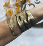 Brazalete dorado artesanal de latón, diseño abierto, hecho a mano en India, estilo boho chic.