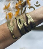 Brazalete artesanal de latón martillado, diseño orgánico abierto, hecho a mano en India, estilo boho chic.