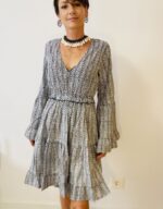 Vestido artesanal de algodón con escote en V y volantes, estilo boho chic.