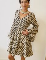 Vestido artesanal de algodón con escote en V y volantes, estilo boho chic.