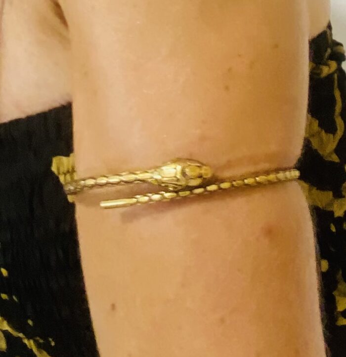 Brazalete serpiente para bíceps en latón dorado. Artesanal y boho chic.