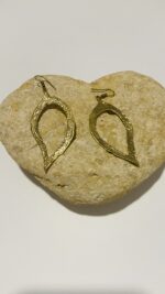 Pendientes artesanales de latón en forma de gota irregular hueca, estilo boho chic.