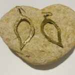 Pendientes artesanales de latón en forma de gota irregular hueca, estilo boho chic.