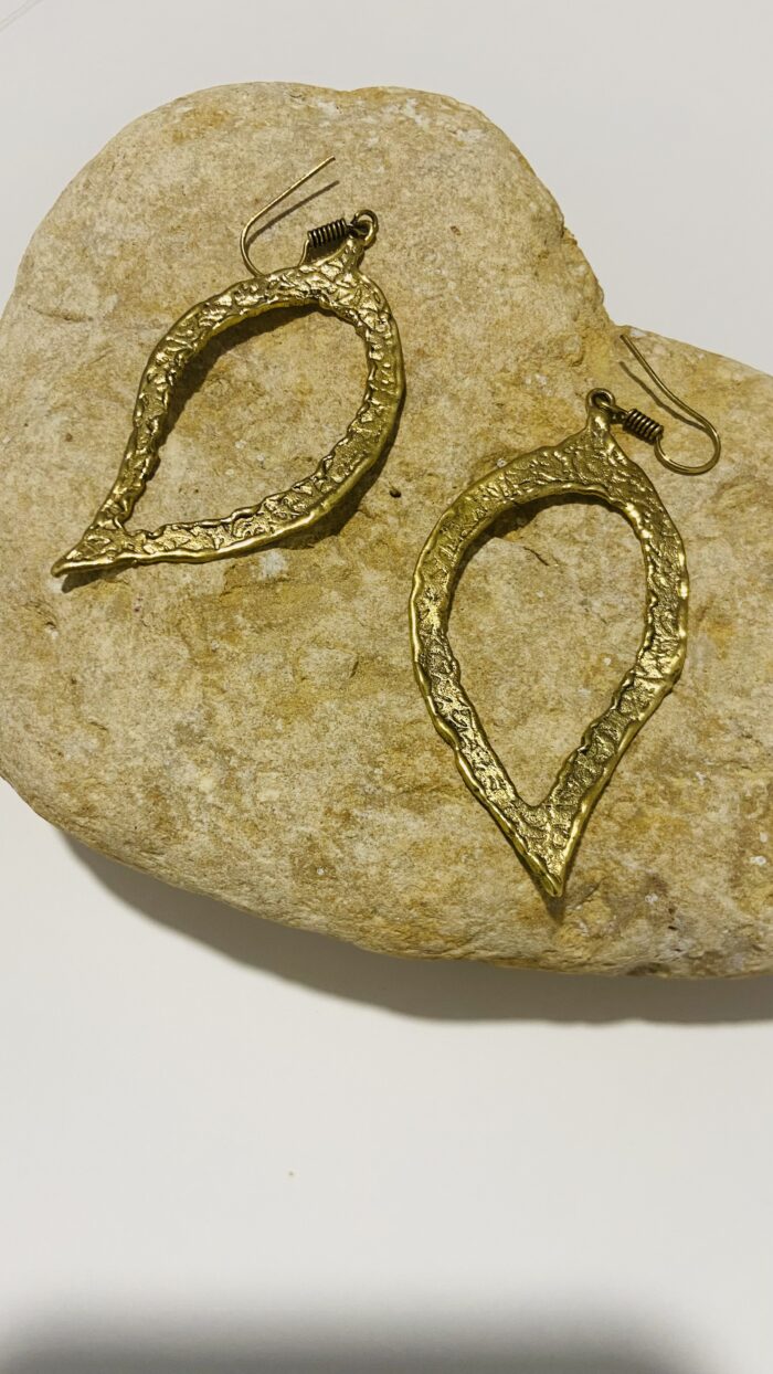 Pendientes artesanales de latón en forma de gota irregular hueca, estilo boho chic.