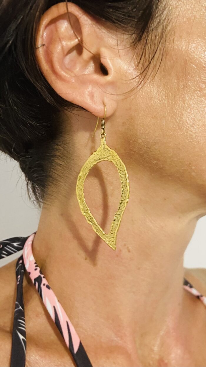 Pendientes artesanales de latón en forma de gota irregular hueca, estilo boho chic.