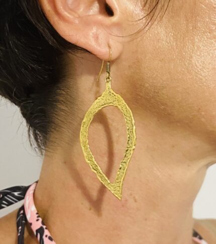 Pendientes artesanales de latón en forma de gota irregular hueca, estilo boho chic.