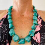 Collar artesanal con piedras grandes de hasta 1,5 cm. Disponible en 5 colores vivos.