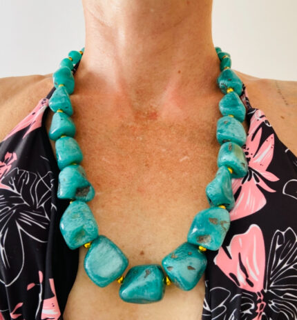 Collar artesanal con piedras grandes de hasta 1,5 cm. Disponible en 5 colores vivos.