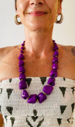 Collar artesanal con piedras grandes de hasta 1,5 cm. Disponible en 5 colores vivos.