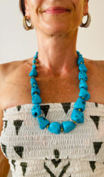 Collar artesanal con piedras grandes de hasta 1,5 cm. Disponible en 5 colores vivos.
