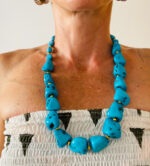 Collar artesanal con piedras grandes de hasta 1,5 cm. Disponible en 5 colores vivos.