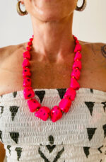 Collar artesanal con piedras grandes de hasta 1,5 cm. Disponible en 5 colores vivos.