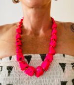 Collar artesanal con piedras grandes de hasta 1,5 cm. Disponible en 5 colores vivos.