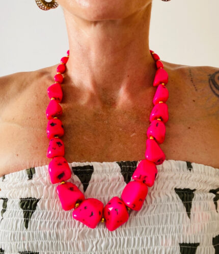 Collar artesanal con piedras grandes de hasta 1,5 cm. Disponible en 5 colores vivos.