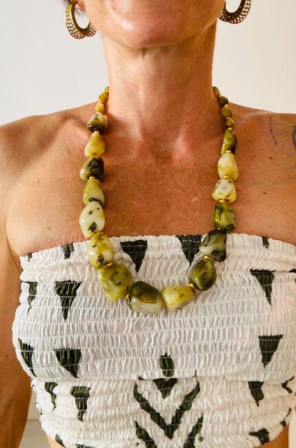 Collar artesanal con piedras grandes de hasta 1,5 cm. Disponible en 5 colores vivos.