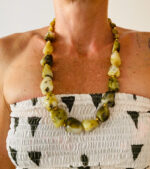 Collar artesanal con piedras grandes de hasta 1,5 cm. Disponible en 5 colores vivos.