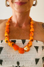Collar artesanal con piedras grandes de hasta 1,5 cm. Disponible en 5 colores vivos.