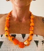 Collar artesanal con piedras grandes de hasta 1,5 cm. Disponible en 5 colores vivos.