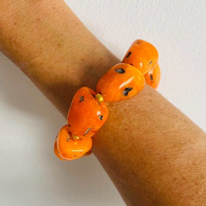 Brazalete elástico con piedras grandes naturales, hecho a mano en India.