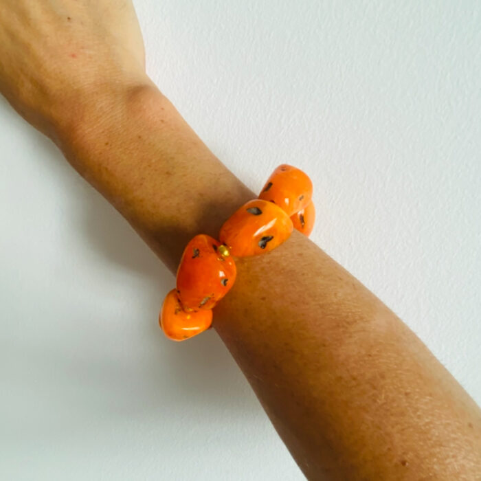 Brazalete elástico con piedras grandes naturales, hecho a mano en India.