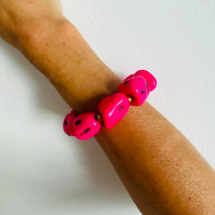 Brazalete elástico con piedras grandes naturales, hecho a mano en India.