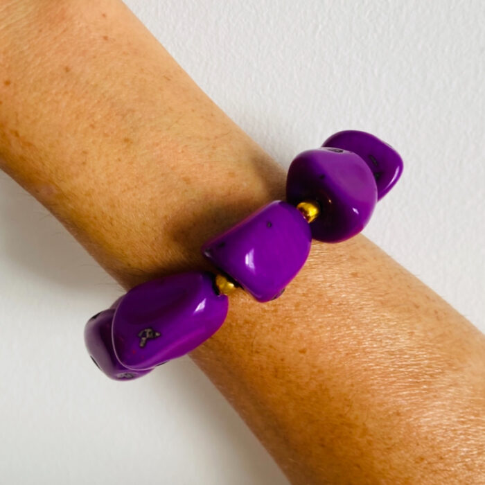 Brazalete elástico con piedras grandes naturales, hecho a mano en India.