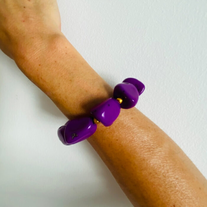 Brazalete elástico con piedras grandes naturales, hecho a mano en India.