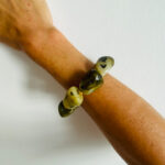 Brazalete elástico con piedras grandes naturales, hecho a mano en India.