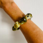 Brazalete elástico con piedras grandes naturales, hecho a mano en India.