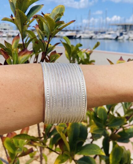 Brazalete rígido rayado en latón dorado o plateado, ajustable y artesanal.