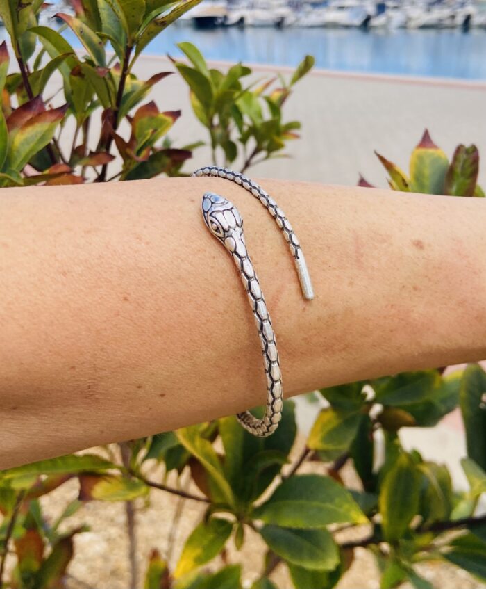 Brazalete serpiente para bíceps en latón dorado o plateado. Artesanal y boho chic.