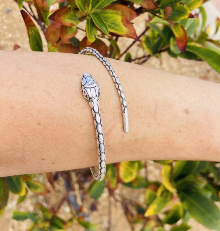 Brazalete serpiente para bíceps en latón dorado o plateado. Artesanal y boho chic.