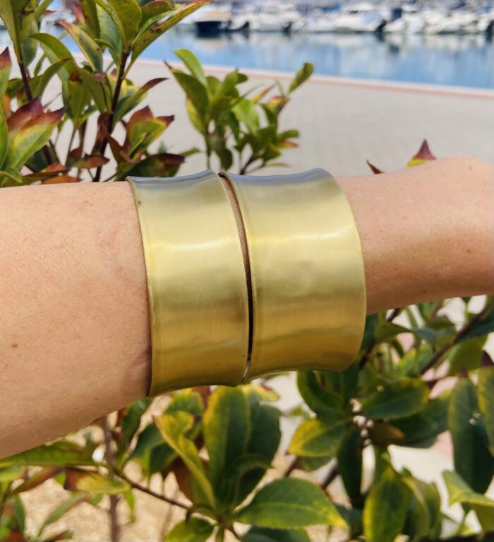 Brazalete rígido doble en latón dorado, ajustable y artesanal, estilo boho chic.