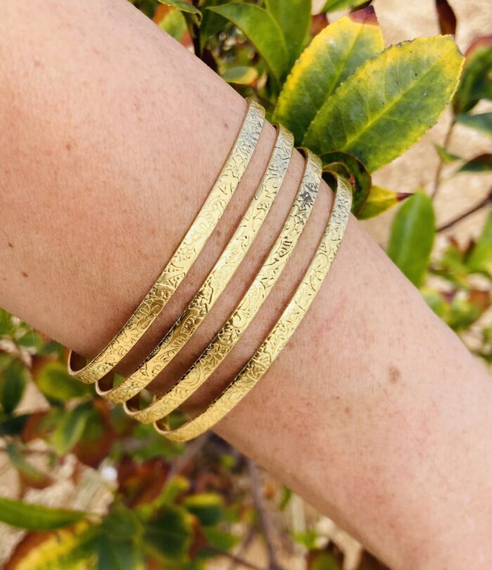 Brazalete rígido de cuatro filas en latón dorado, artesanal y boho chic.
