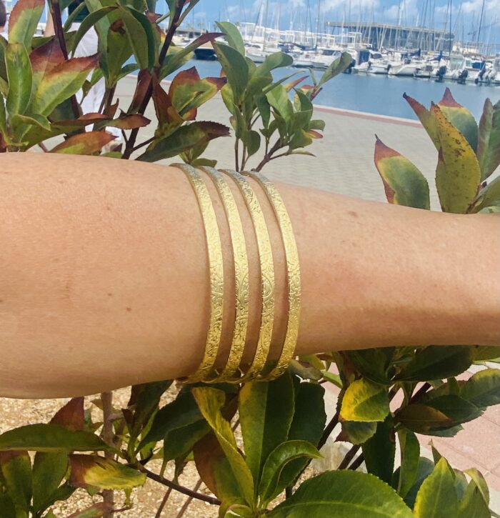 Brazalete rígido de cuatro filas en latón dorado, artesanal y boho chic.